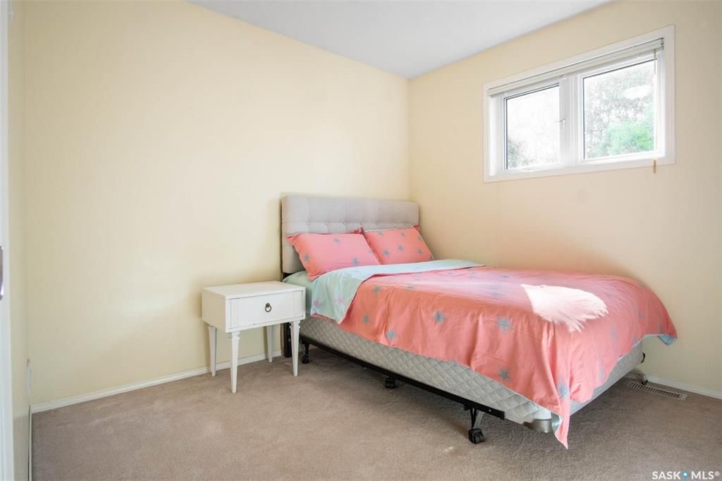 Erindale小区核心地段4房3卫1845尺独立屋出售。步行百米至两所小学Dr. John G. Egnatoff & Father Robinson), 两所高中 St Joseph & Centennial Collegiate, 购物及公园。房屋保养极佳，好格局，采光通透 - 24