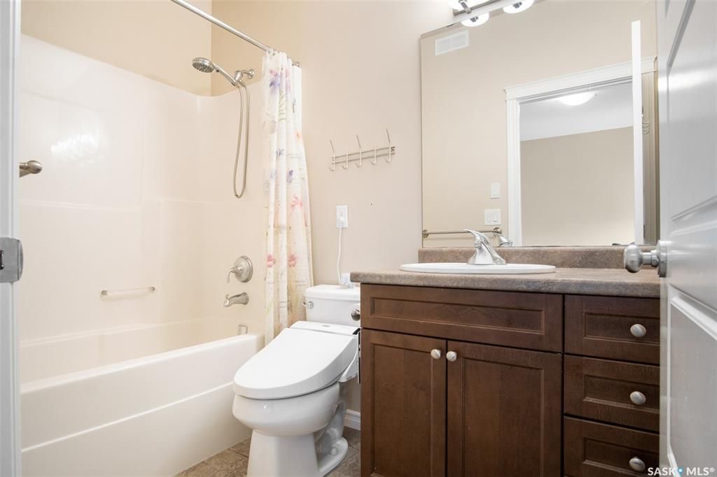 Stonebridge小区4房3卫错层独立屋出售。步行百米两所小学，购物，公园等一切设施。North Ridge建商，9尺层高，实木地板，升级封闭厨房（额外加多橱柜及台面，不锈钢家电）。多窗户采光好。主卧带独立洗手间和步入式衣柜。地下室9尺层高，超大窗户，明亮如地面，合成板地板， - 19