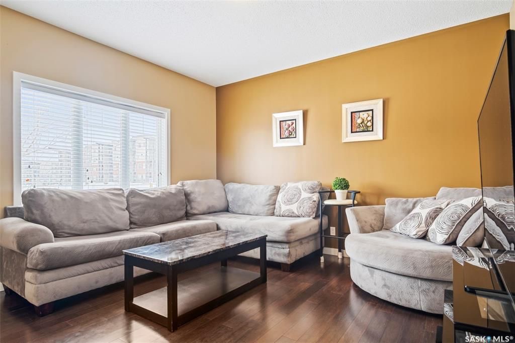 Stonebridge小区面对学校公园，4房4卫双拼屋出售！没有物业费！双车库，独立小院，高档装修。9尺层高，实木地板，理石台面，主卧带独立洗手间，地下室装修有一房一厅一卫。带中央空调换风系统。房屋状况新保养好。挂牌价格：$399000。详情请联系地产经纪Gary Gai 盖王睿 - 6