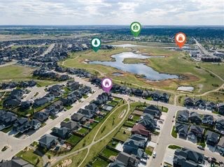 稀缺Rosewood小区背靠绿地，近湖私密，步行至小学，近2400尺4房5卫独立屋出售。前样板间，过8000尺大地块，里外顶级装修配置，挑高18尺高跃层吊顶客厅，开放式设计，顶配装修大尺寸厨房，卫浴，多面大窗户采光极佳，每个卧室均有独立洗手间配置。地下室装修有大活动厅 - 4