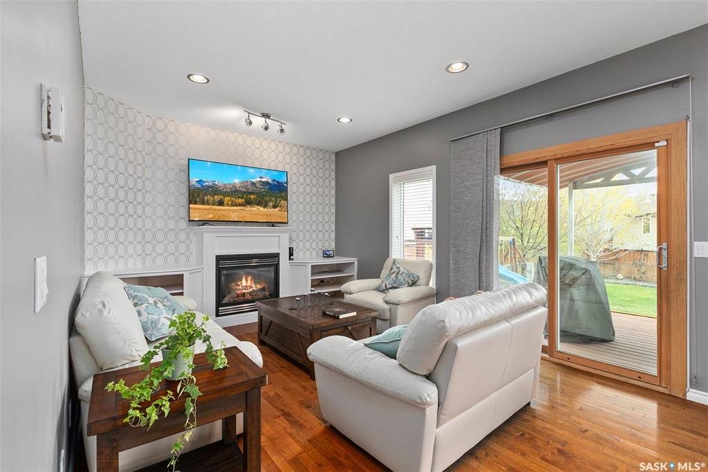 Willowgrove 2062平方尺独立屋出售。4房4卫，高档装修：9尺高层高，实木地板，超现代高级用料厨房（金属桶面板，耐用水泥台面）2楼3房2卫加多功能厅。地下室装修有一房一厅一卫。朝南大院子。步行至小学和公园.有意请联系地产经纪Gary Gai 盖王睿 306341367 - 4