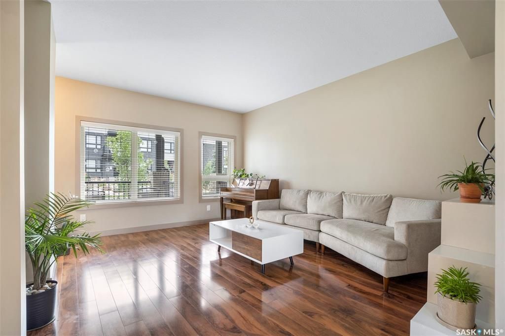 Evergreen小区核心路段2014年建1347尺4房4卫边户双车库联排别墅出售。房屋状况如新，可步行至小学和公园，近高中近购物。一楼客厅宽敞明亮，9英尺层高，高级复合板地板，全花岗岩台面，白色经典橱柜带阻泥，厨房不锈钢家电齐全。二楼洗衣房，超大主卧带完整洗手间和步入式衣柜。地 - 9