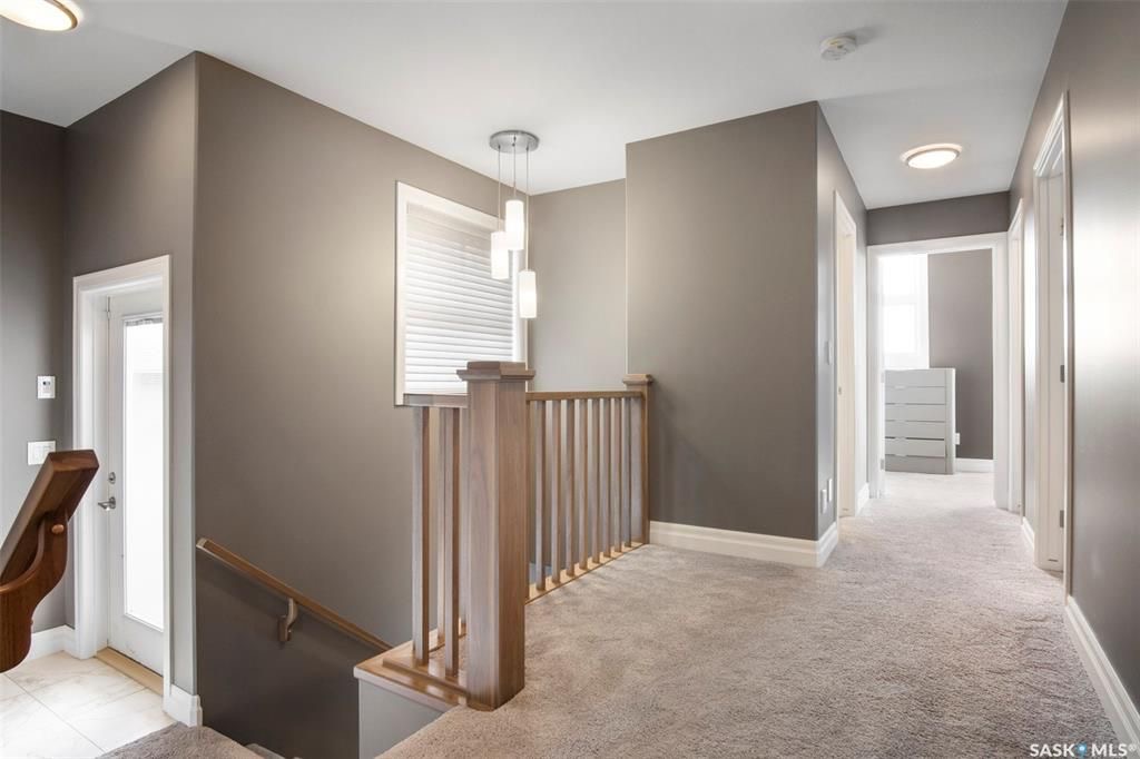 Rosewood小区2419尺现代风格2层独立屋出售。本地人业主，背靠公园绿地。3房3卫+1书房。顶级豪华装修：双向壁炉，软木地板，核桃木橱柜，大理石台面，全屋自动控制系统，主卧带5片豪华洗手间，二楼外加655尺超大阳台。位于小区最佳街区之一。挂牌价格：$829900。 有意请联 - 23