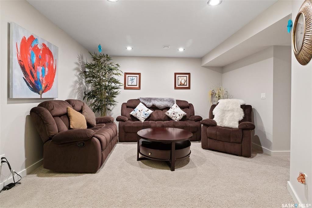 Willowgrove小区3房3卫地下室完全装修联排出售。近小学，高中，公园，购物。后院朝南采光好，高档装修：实木地板，大理石台面，桃木内门，不锈钢家电，大尺寸房间，家具可商量。挂牌价格：$295000。详情请联系地产经纪Gary Gai 盖王睿 3063413677 微信：ga - 8