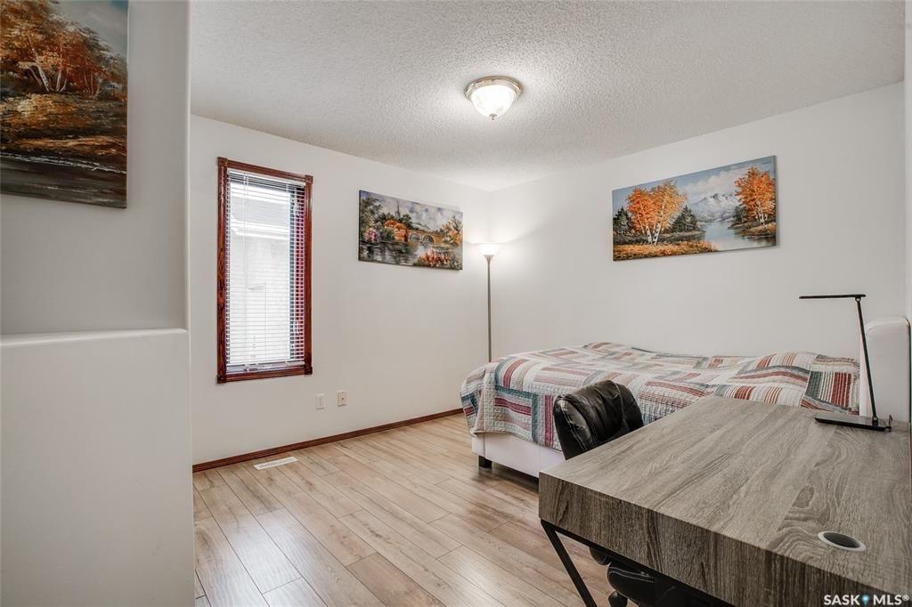 Erindale小区2016 尺湖景5房3厅独立屋出售。客厅和主卧可欣赏John Avant小湖公园，近Father Robinson和Dr John G Egnatoff小学。大窗户采光好，保养极佳，升级更新有：高效锅炉热水器（2018), 瓦片（2019），地板（2018 - 9