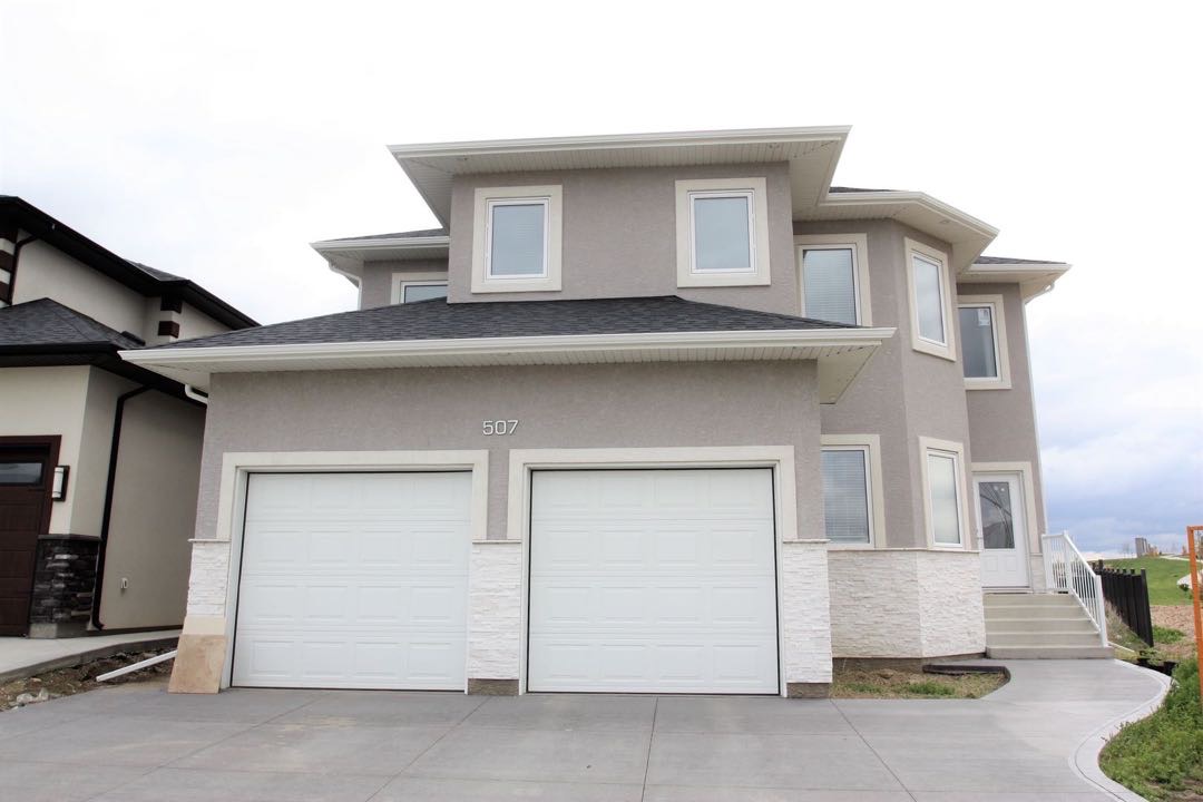 Evergreen小学对面2300尺4房4卫加一书房独立屋出租。2015年建，高档装修，双车库大院子。$2300/月。无家具。租客自付水电气。一年起租，不分租，不抽烟，不养宠物。希望租客干净整洁守约讲理。有意请联系 Gary Gai 3063413677 微信：gary3677