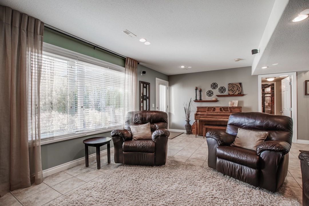 Willowgrove小区1203尺地下室步出式Walkout独立屋出售，背靠大公园。本地西人业主，保养如新。5房3卫，实木地板，天然气明火炉灶，双壁炉。朝阳私密大后院。近小学及附近商区。挂牌价格：$499900。详情请联系地产经纪Gary Gai 盖王睿 3063413677 - 7