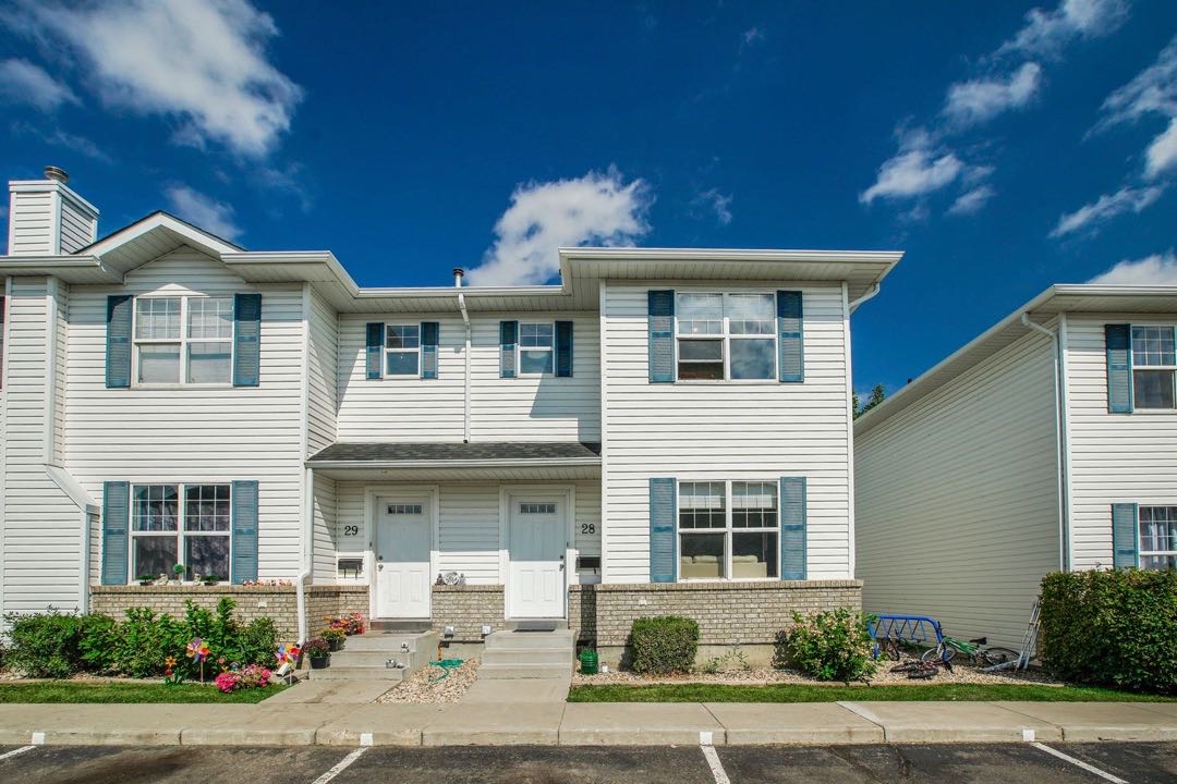 Lakewood小区3房2卫联排出租，2003年建，地下室完整装修有一大厅。边户，带私密独立露台。外带地上室外双车位。房屋状况新保养好。租金$1400/月包水，除雪除草。可含少量家具。一年起租约。不抽烟不养宠物。希望租客守法守信干净整洁。