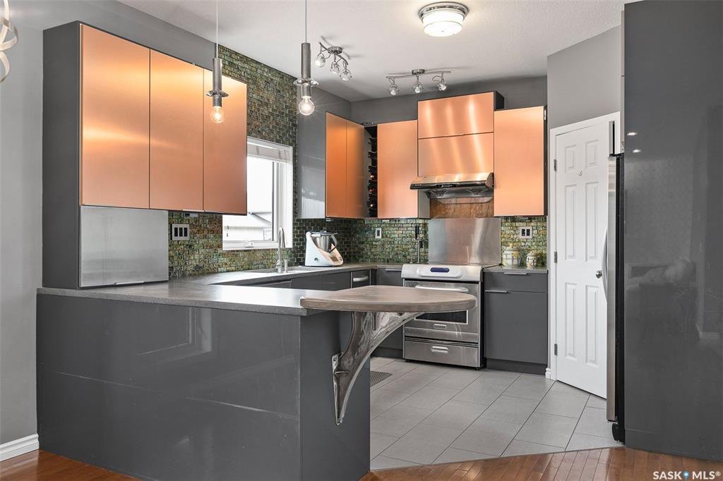 Willowgrove 2062平方尺独立屋出售。4房4卫，高档装修：9尺高层高，实木地板，超现代高级用料厨房（金属桶面板，耐用水泥台面）2楼3房2卫加多功能厅。地下室装修有一房一厅一卫。朝南大院子。步行至小学和公园.有意请联系地产经纪Gary Gai 盖王睿 306341367 - 5