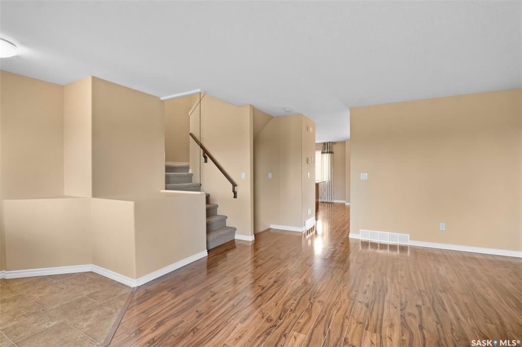 Stonebridge小区4房3卫独立屋出售。面对小学公园好景色。1464尺大空间开放式设计，枫木橱柜，不锈钢家电，收纳角柜，2 楼3个大卧室，主卧带独立洗手间。地下室完全装修有1房间1大活动厅。大后院带独立露台，双车库。另有中央空调，中央吸尘，加湿器，换风系统，垃圾粉碎机，前露 - 7