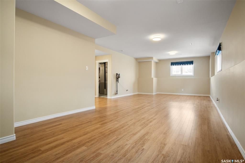 Stonebridge小区4房3卫错层独立屋出售。步行百米两所小学，购物，公园等一切设施。North Ridge建商，9尺层高，实木地板，升级封闭厨房（额外加多橱柜及台面，不锈钢家电）。多窗户采光好。主卧带独立洗手间和步入式衣柜。地下室9尺层高，超大窗户，明亮如地面，合成板地板， - 21