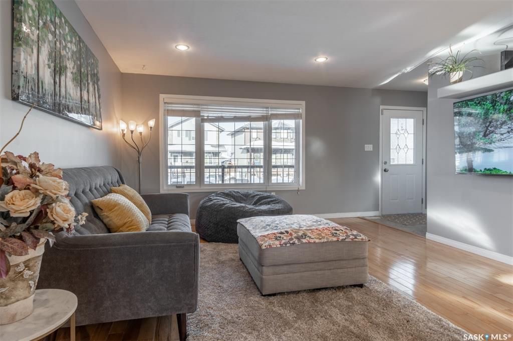 Willowgrove小区安静核心路段4房4卫独立屋出售。步行百米至两所小学，步行15分钟可至百年高中及附近购物。房屋全新刷漆保养如新。开放式设计，实木地板，理石台面，枫木橱柜。二楼三个卧室均更新为木地板，大主卧带独立洗手间配有冲浪浴缸。地下室加高层高，装修有一房一厅一卫。另有朝 - 6