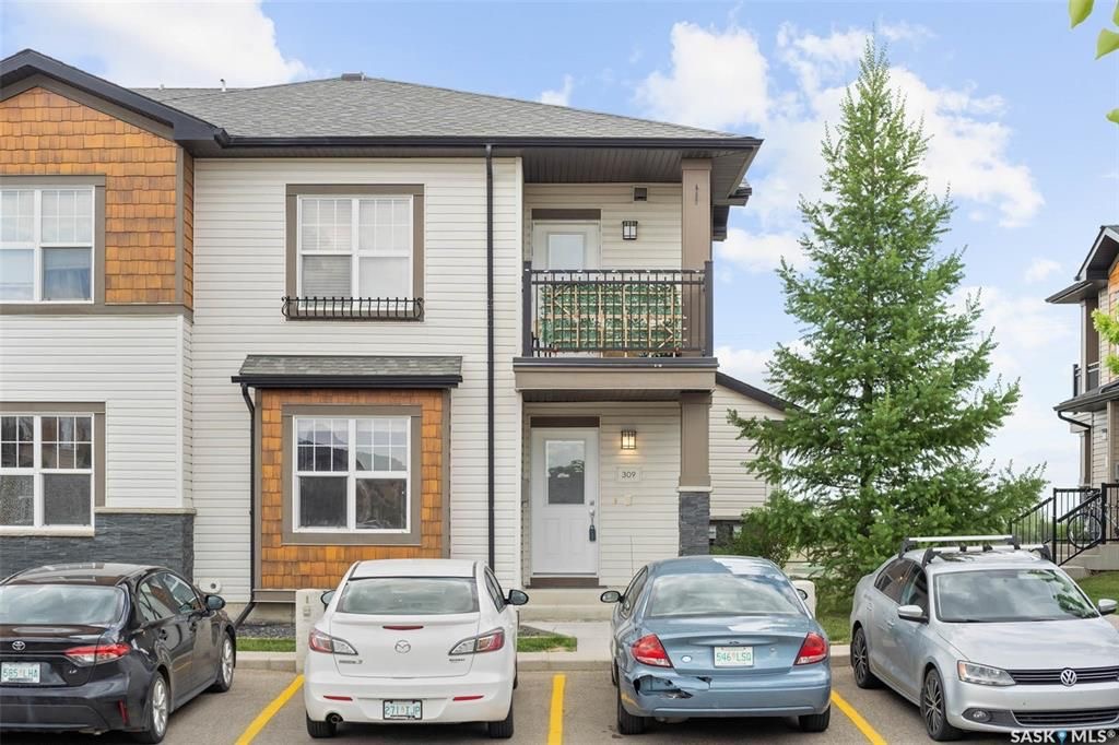 Willowgrove 小区两房一卫带未装修地下室边户联排出售。高档装修，多窗户好采光，开放式设计，竹木地板，厨房大理石台面，现代带阻尼橱柜，不锈钢家电。洗手间瓷砖地板带浴缸。卧室合成板地板。全新刷漆。外带一个室外停车位。小区内有健身房，游泳池等公共设施。位置方便近公园，学校，购 - 5