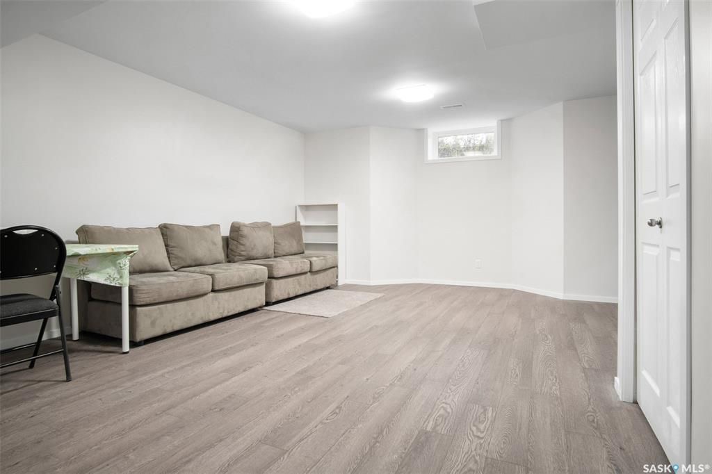 Willowgrove小学边3房4卫联排出售。步行至百年高中，公园超市购物，封闭小区1330尺，2007年建，保养如新。一楼大厅实木地板，枫木橱柜大厨房，2 楼两个大卧室各自带独立洗手间，地下室装修一房一厅一卫。另有一车库一车位。挂牌价格 $329900。详情联系Royal Le - 22