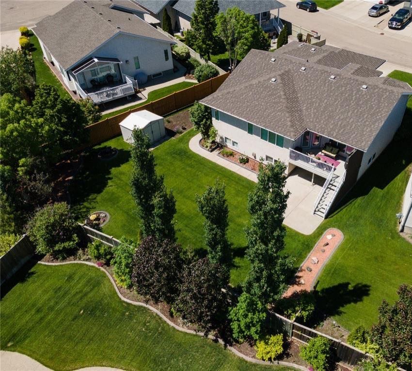 Briarwood小区核心路段近9000尺南向私密大地块1463尺错层独立屋出售。超大3车库外加4车道。保养极佳。4房3卫开放式设计，挑高顶，实木地板枫木厨柜厨房，主卧洗手间带按摩浴缸。地下室大窗户彩光好，房间尺寸足，家庭厅空间大。详情联系Gary Gai 盖王睿 - 5