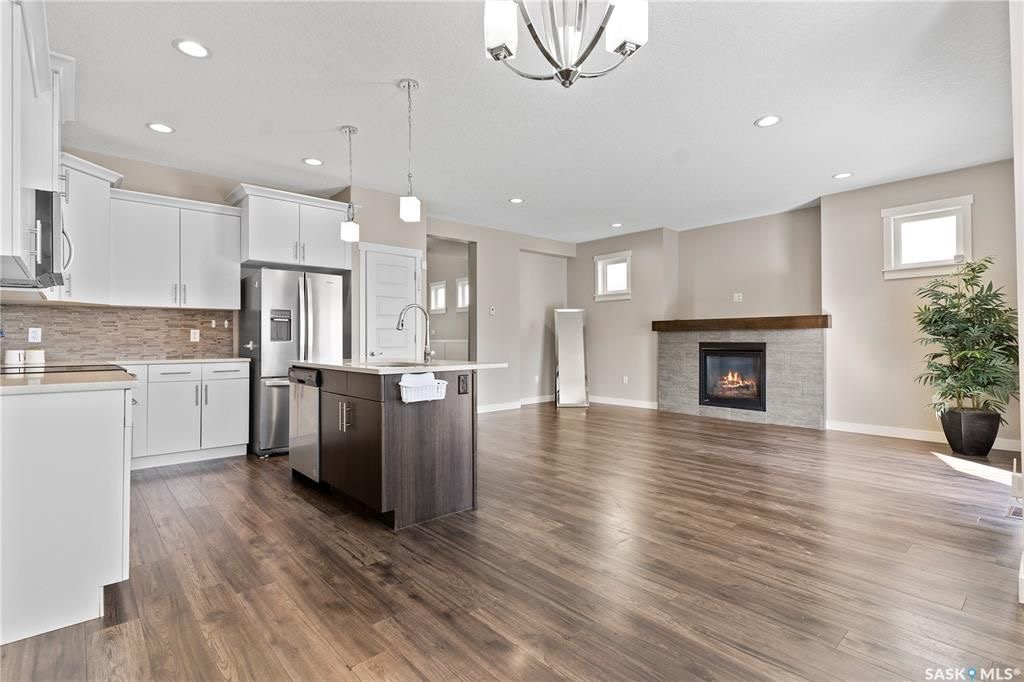 Warman临近高尔夫球场，2017年建1776尺3室3卫联排别墅出售。9ft挑高天花板，房屋保养好。一楼开放式设计，有一个壁炉，厨房带枫木带阻尼橱柜，石英石台面。二楼三间大面积房间，三个浴室和洗衣房。超大主卧带卫生间，装有多功能洗浴设备，双洗手台和步入式衣柜。地下室未装修，带大 - 10