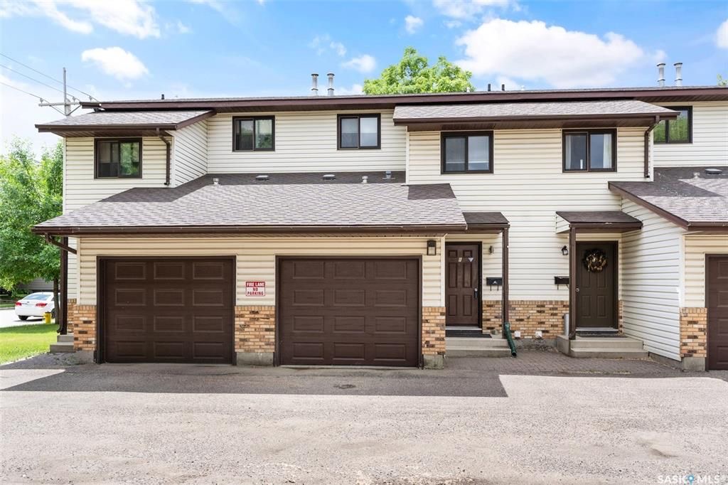 Sutherland小区4 房3卫联排出售。本地人业主，位置便利，近大学。连房子单车库外加一个室外车位。大窗户明亮，新不锈钢家电，新合成板地板和部分地毯，地下室完整装修有一房一厅一简易厨房水吧，另外带一独立露台。房屋近期更新，维护好。挂牌价格：$235000。 有意请联系地产经纪 - 4