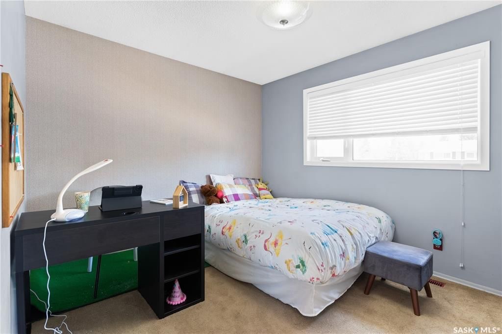 West College Park小区1797尺独立屋出售。位置位于小区核心安静街道，可步行到达双语小学，高中，8街购物等。5 房4卫3个大厅，地下室完全装修，主卧带独立洗手间，连房子双车库外加4车道。房屋门窗，地板，车库，厨房，外墙，室内墙面，瓦片，锅炉热水器大部分更新。后院宽 - 17