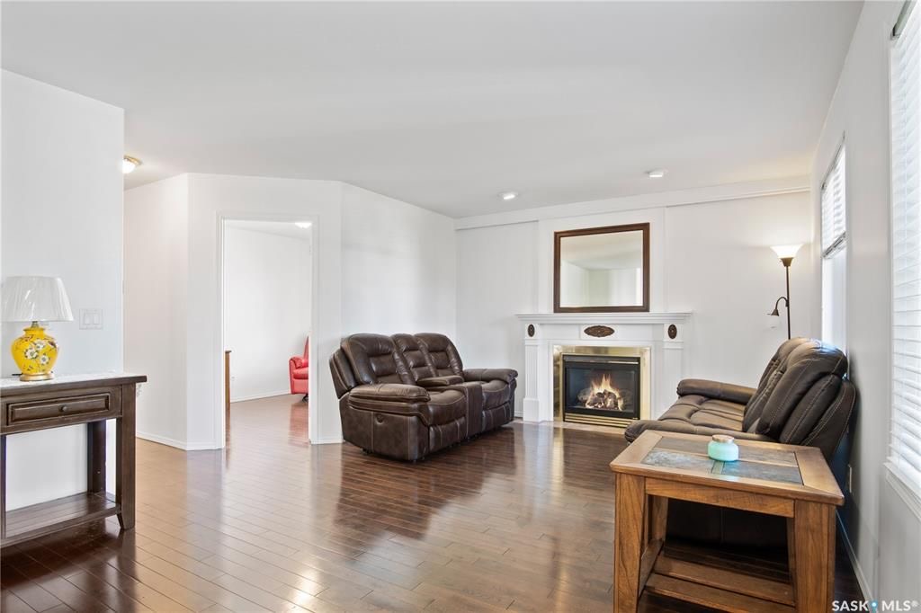 Arbor Creek小区2001年建1850尺4室4卫双层独立屋出售。大地块9000尺+，位置佳，步行小学，近公园，生活设施齐全，周边交通便利。一层挑高，前厅，正餐厅，宽敞明亮大客厅，天然气壁炉。开放式全新装修厨房，大理石台面，全新不锈钢家电，还有大量的储物空间。餐厅大落地窗， - 15