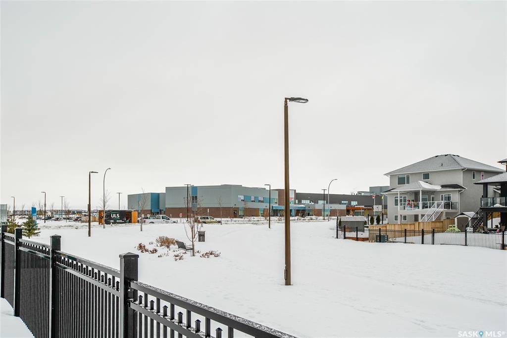 背靠Rosewood小学公园！ 超大尺寸2293尺错层独立屋出售。私密朝西南后院眺望rosewood小学，3房3卫，高品质高档装修（实木 瓷砖地板，加高层高，多窗户，大理石台面，定制橱柜嵌入家电，超大洗手间冲浪三角浴缸。挂牌价格 $709000。详情联系Gary Gai - 5