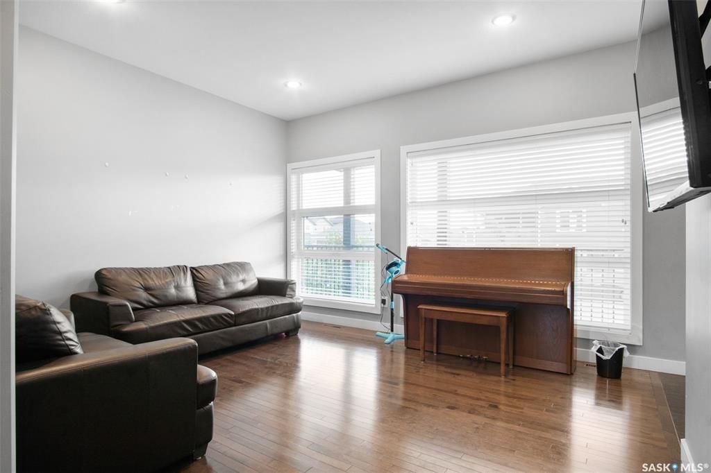 EVERGREEN小区2012年1265尺4房3卫双层独立屋出售。房屋位置佳，步行可达两所学校，公园购物，近高中，周围生活设施齐全。外墙采用石材装饰，一楼实木和瓷砖地板。客厅大窗户好彩光。厨房中岛大理石台面，全部不锈钢设备，多橱柜，带角柜，储物空间足。二楼三间全尺寸卧室。主卧外带 - 8