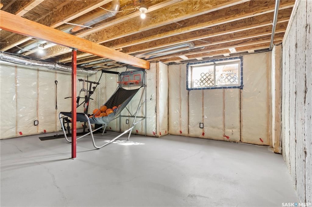 Warman临近高尔夫球场，2017年建1776尺3室3卫联排别墅出售。9ft挑高天花板，房屋保养好。一楼开放式设计，有一个壁炉，厨房带枫木带阻尼橱柜，石英石台面。二楼三间大面积房间，三个浴室和洗衣房。超大主卧带卫生间，装有多功能洗浴设备，双洗手台和步入式衣柜。地下室未装修，带大 - 22