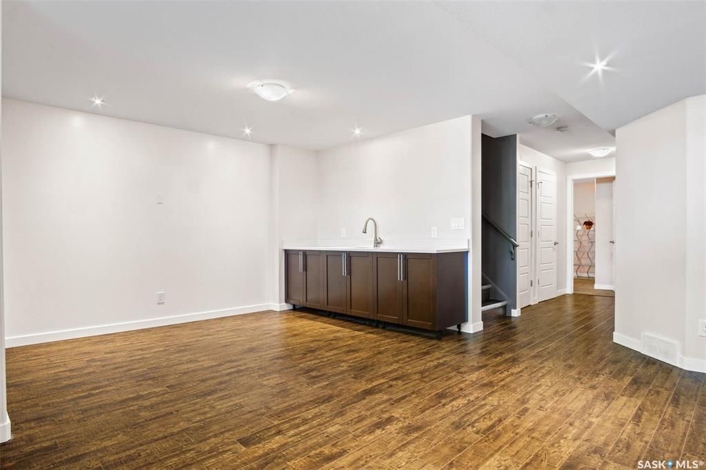 Holliston小区核心区域2012年建1625尺5房4卫半独立屋出售，步行可至学校,公园,8街购物。绝佳拐角边户，带双车库外加双车位，多窗户采光好。一楼9尺层高，双厅带实木地板，厨房大理石台面，枫木橱柜，不锈钢家电。二楼三个大卧室，主卧带独立洗手间全大理石洗手台面。地下室有独 - 19