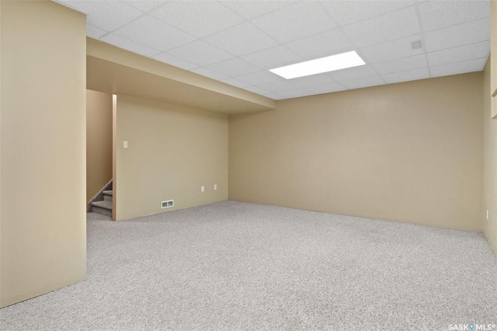 Erindale小区核心地段3室联排出售。1230尺，安静边户，多窗户，采光极好。步行百米至两所高中（百年高中，St Joseph），两所小学(Dr. John G. Egnatoff School and Catholic Father Robinson school)，附近商 - 20