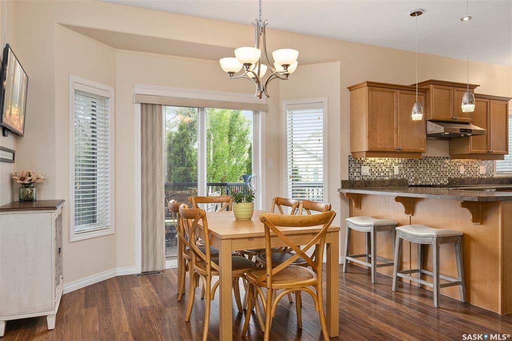 Willowgrove小区成熟安静路段4房独立屋出售，步行到小学,精致外观，双门加热车库，三车道。开放式设计大客厅多窗户好彩光。厨房多橱柜多操作台带新换Kitchen Aid家电。地下室高层高，装修有一面积活动室和额外房间。房子里外极致保养 - 5