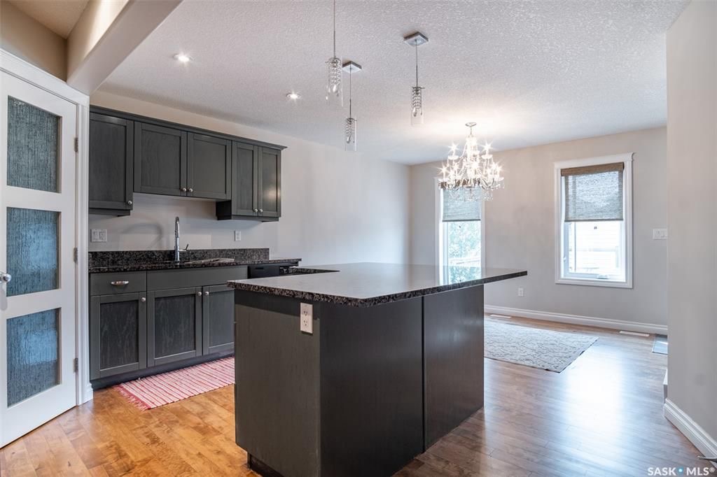 Willowgrove小区2010年建1406尺4室4卫双层独立屋出售。近公园，学校，购物中心，交通便利。高档社区，高品质装修。最近翻新实木地板和瓷砖地板，厨房全大理石台面，较新的不锈钢设备。地下室装修有一房一大家庭厅一书房一洗手间。外加双保温车库，大露台，后院合理设计且私密性强 - 5