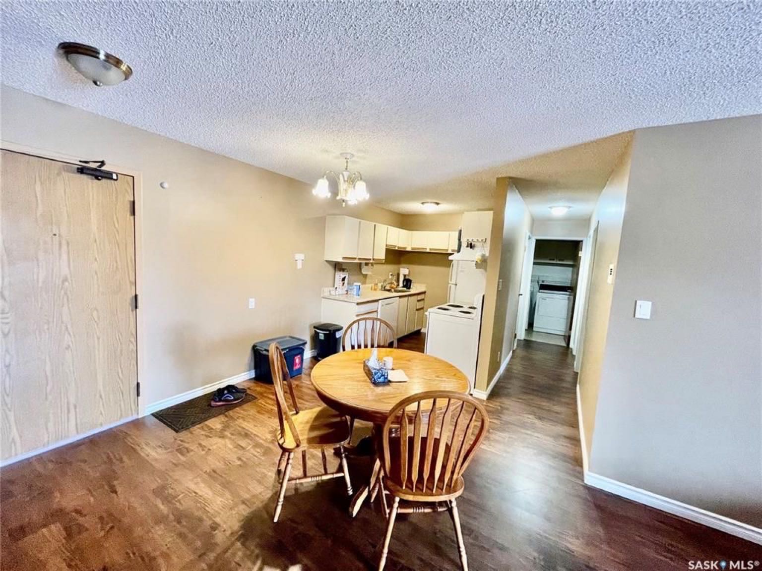 Wildwood小区828尺2室1卫公寓出售。位于近大学，近8街，近公园，商圈，且公交线路发达，交通便利。两间大尺寸卧室，各带大衣橱。3楼顶层边户安静，含阳台，一个地上车位，独立洗衣烘干机。挂牌价格：$125000。有意请联系地产经纪Gary Gai 盖王睿 3063413677 - 6