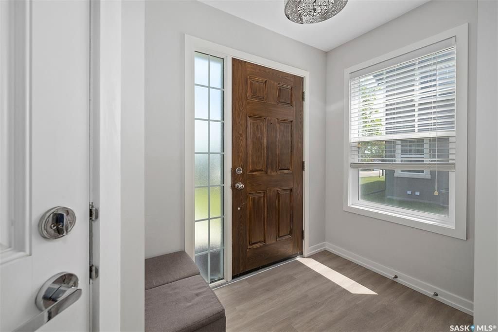 Willowgrove小区2012年建3房3卫1340尺安静边户联排别墅出售。地理位置安静私密，面朝农田美景，主卧窗户可赏北极光。房屋年代新，整体保养好。交通便利，可步行至两所小学和公园，近百年高中，近购物中心。一楼多窗户自然光充足，客厅宽敞明亮。新换地板，理石台面，纽约现代风橱 - 8