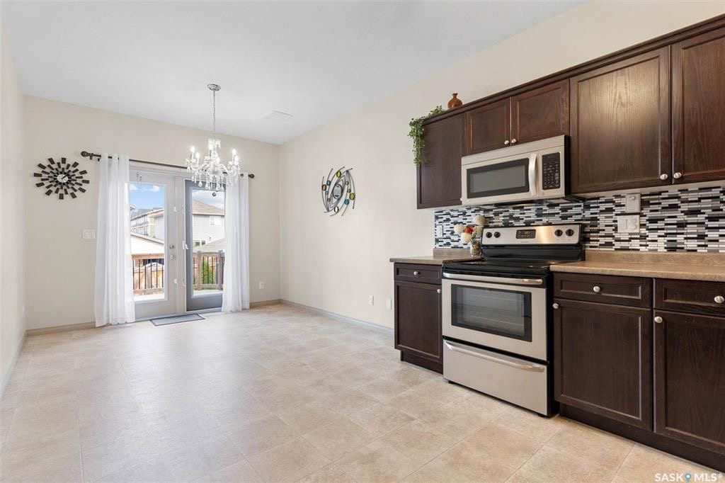 Stonebridge小区安静核心地段1144尺3房2卫平层独立屋出售。步行500米至两所小学，近公园，周边购物。2011年建一手房主保养如新。一楼调高层高，半开放设计，枫木橱柜，充足台面储物空间，2019年更换全新家电，三个大卧室主卧带独立洗手间双衣柜。私密后院有后巷，不紧靠邻 - 13