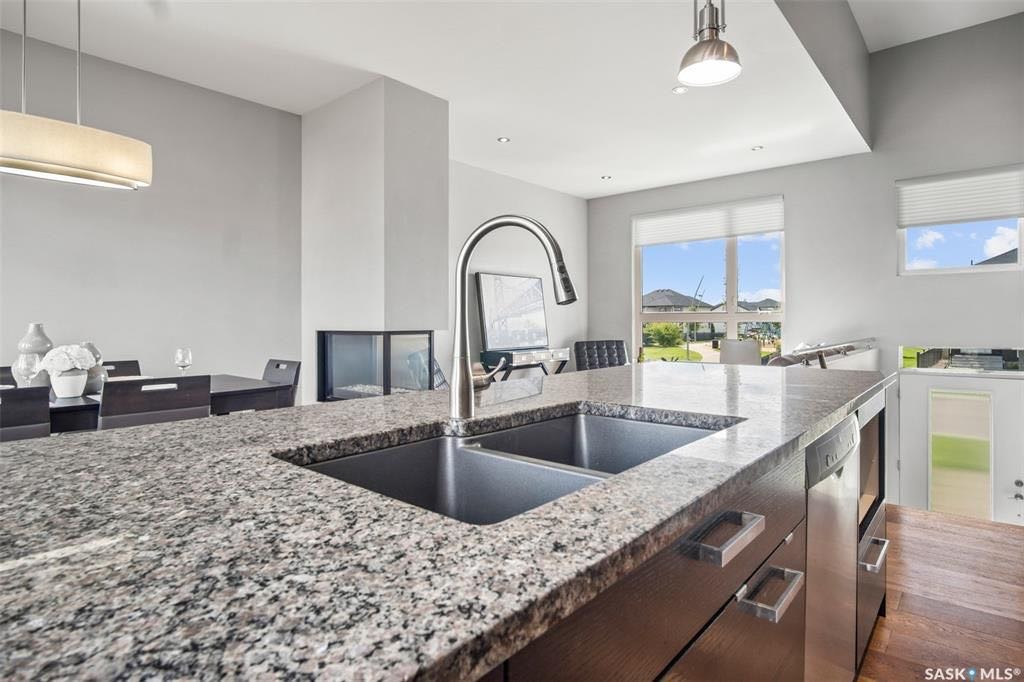 EVERGREEN小区2013年新建1415尺3房2卫独立屋出售。房屋位置佳，面对公园景色优美，处于安静街区，近学校购物周围生活设施齐全。高档装修，层高10尺，加高内门，一楼实木地板，三面壁炉。欧式厨房，瓷砖背板，花岗岩台面，还有充足储物空间。一楼还有两间卧室，一间洗手间。二楼主 - 8