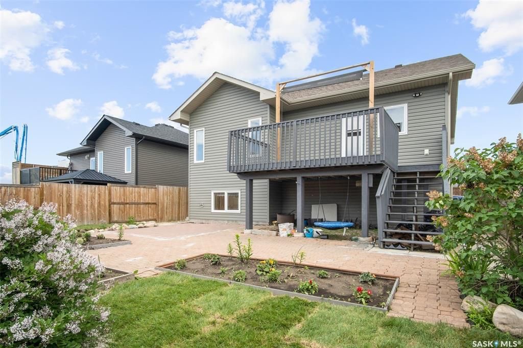 Stonebridge小区4房3卫错层独立屋出售。步行百米两所小学，购物，公园等一切设施。North Ridge建商，9尺层高，实木地板，升级封闭厨房（额外加多橱柜及台面，不锈钢家电）。多窗户采光好。主卧带独立洗手间和步入式衣柜。地下室9尺层高，超大窗户，明亮如地面，合成板地板， - 28