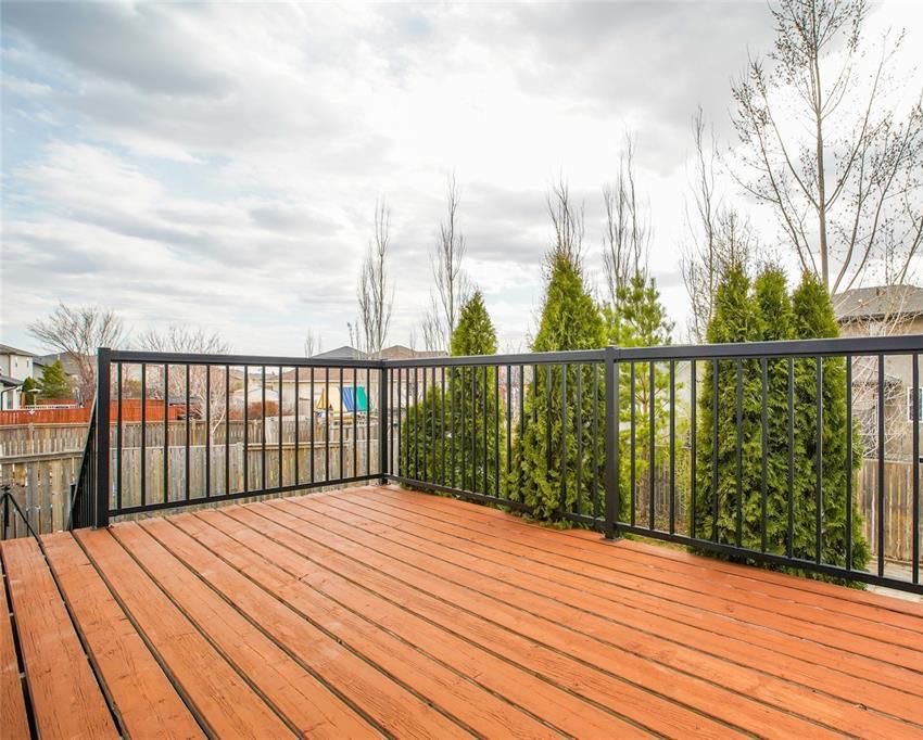 Willowgrove小区2006年建1289尺错层5室3卫独立屋出售。步行近公园，学校，购物。高档装修配置：挑高层高，高配实木地板，大厨房带充足储物空间，枫木橱柜，不锈钢家电，半地下室挑高专业装修有2房1大家庭厅1洗手间。大露台私密院子保养佳。挂牌价格：$469000。 - 9