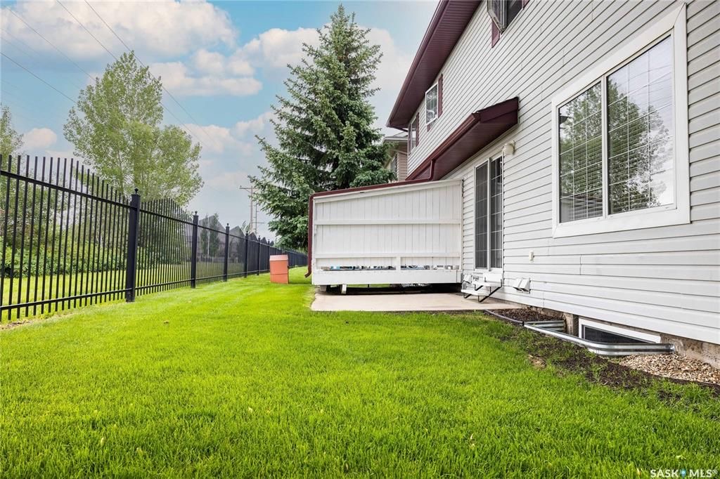 Arbor Creek小区 1364尺双车库联排边户出售。背靠绿地公园。位置安静便利。附近有小学，高中。多窗户大客厅，二楼2个大卧室外加一个大多功能厅。地下室装修有1活动厅带窗户外加完整洗手间。新换瓦片，刷漆，车库门 ，地板，部分家电。挂牌价格 $329900。详情联系Royal - 9