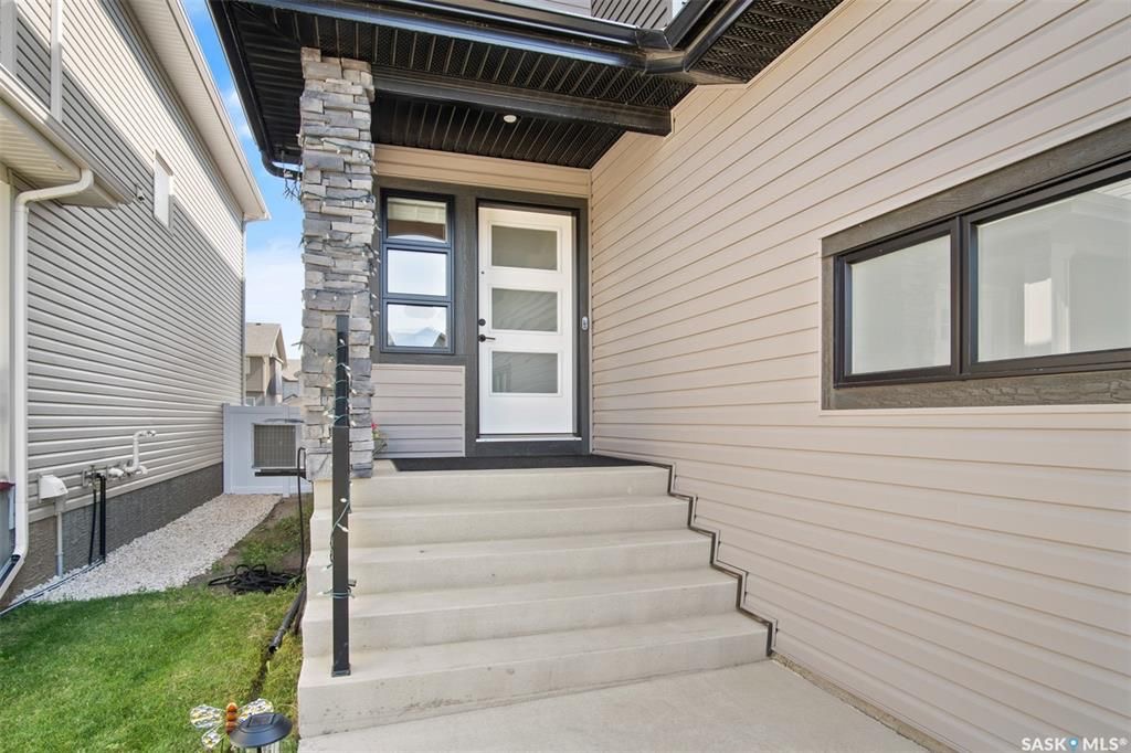 Brighton小区2019年建近2000尺4房4卫独立屋出售！院子私密不靠邻居，步行至公园，购物，及未来规划小学。1 楼9尺层高，带独立书房，开放式设计客厅带壁炉，厨房大理石台面，背景砖，高级不锈钢家电，带独立角柜。大窗户好朝向好彩光。二楼3个大卧室外加超大多功能厅，大主卧带步 - 7