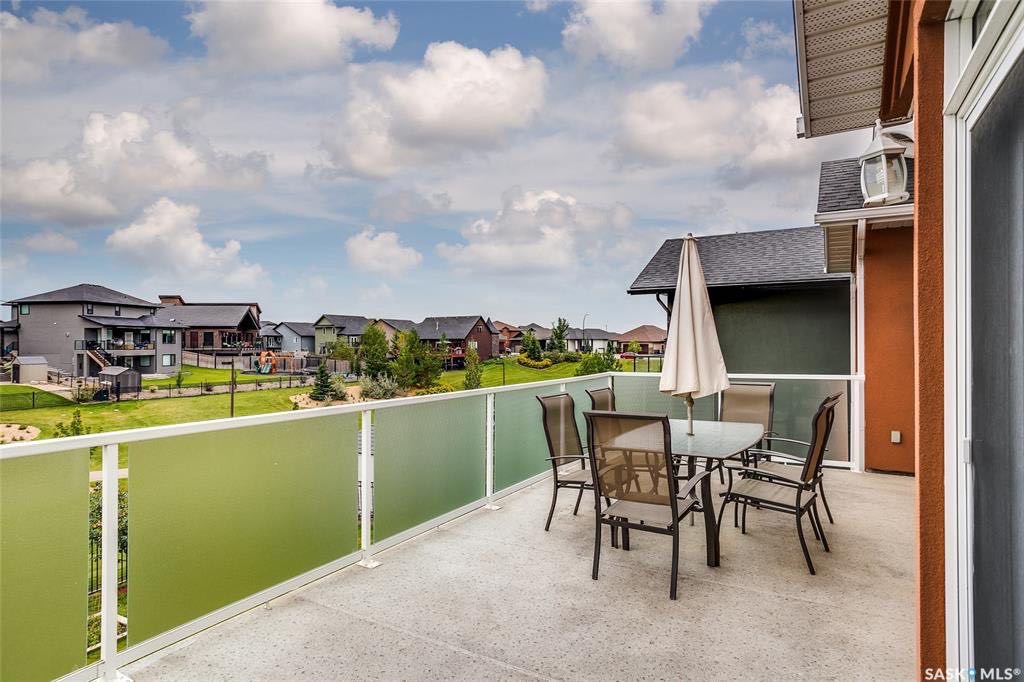 Willowgrove小区背靠公园地下室步出式独立屋1600尺（不含地下面积），前后安静，全景大窗，全天好采光。层高挑高。5房4卫外加1书房，大地块。大露台私密院子保养佳。挂牌价格：$609000。详情请联系地产经纪Gary Gai 盖王睿 3063413677 - 5