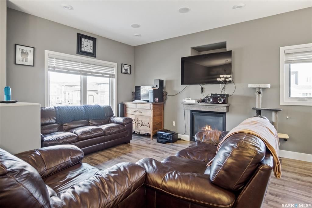 Aspen Ridge小区1165尺错层独立屋出售，本地西人业主，6房3卫，半地下室大窗带合法出租1厨1厅 2房间1卫分电表，独立出入独立洗衣烘干，独立热水器换风系统，另有1大厅或者房间用于主层住户使用，高档装修，全屋9尺，大理石台面，升级厨柜，双车库，拐角地块多停车位，带顶露台 - 8