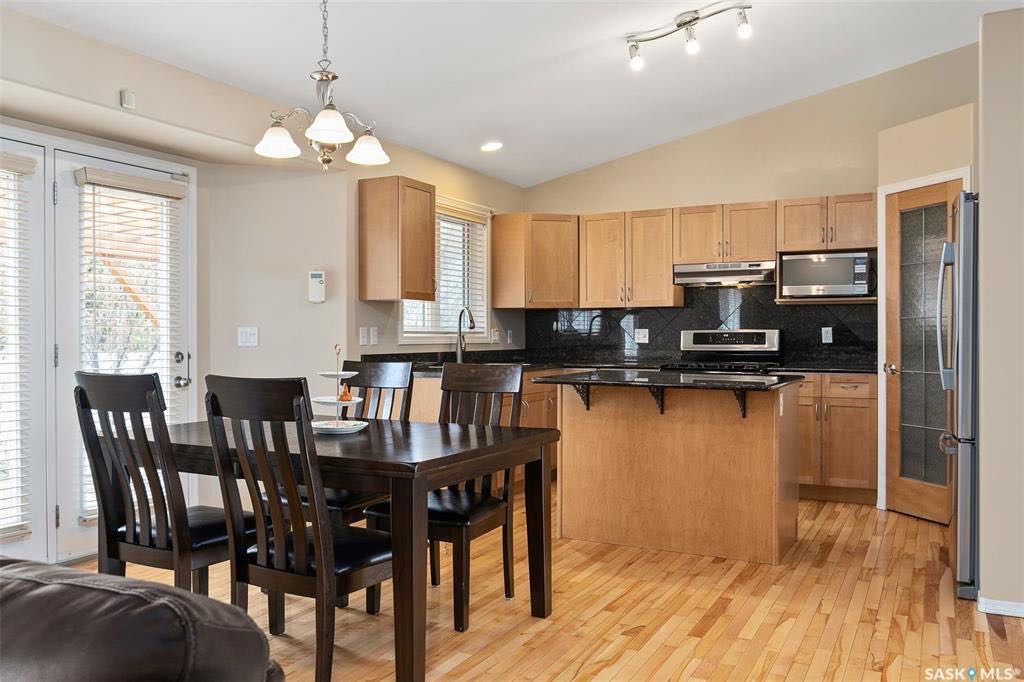 Arbor Creek小区1870尺独立屋出售。4房4卫+一楼一个大书房。一楼双客厅双餐厅。天然气做饭炉头，理石台面，枫木橱柜，地下室完整装修有大多功能厅，额外卧室，和洗手间。近期更换过热水器，地毯，瓦片。开价：$495000。有意请联系地产经纪Gary Gai 盖王睿 - 5