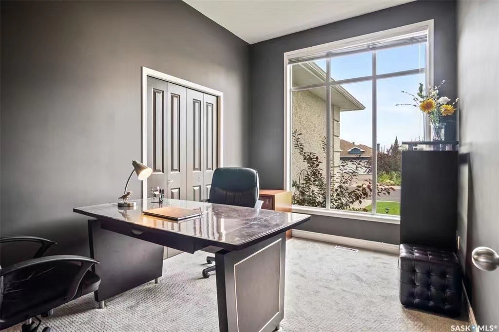 ERINDALE小区最佳路段大地块，2129尺4房4卫1书房独立屋出售。位于公园和湖的对面，步行可达两所小学。外观设计高档大气，内部明净高级装修。一楼实木地板和瓷砖地板组合，挑高10尺层高，超大客厅，大家庭厅，外加书房（大尺寸可作为另一个卧室）。开放式厨房，花岗岩台面，瓷砖背板， - 9