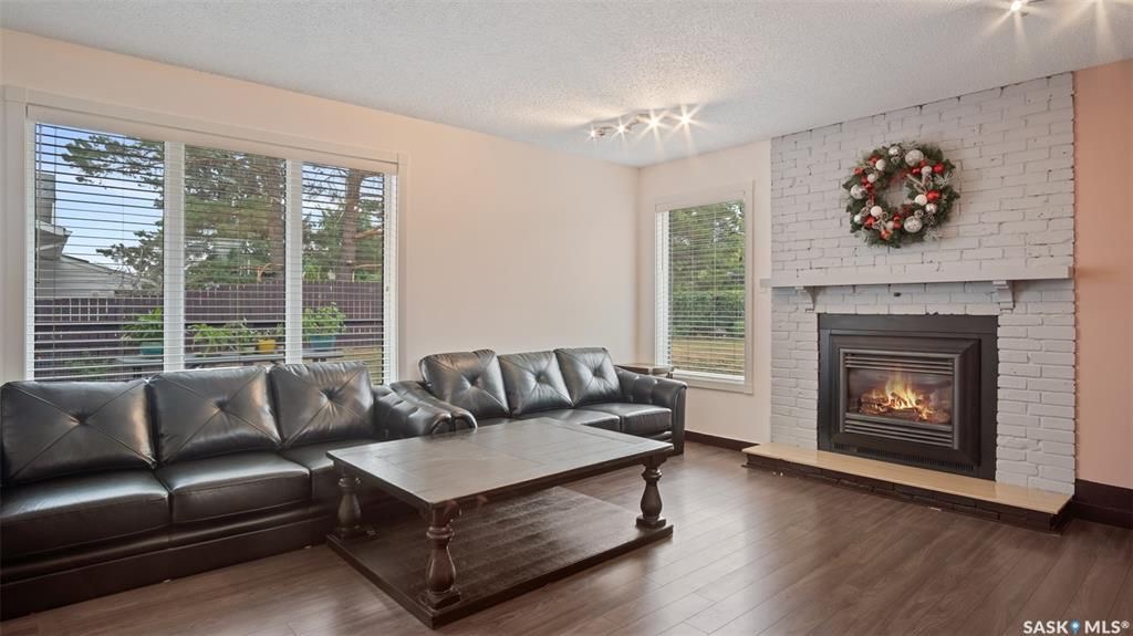 BREVOORT PARK小区2312尺5房3卫 3厅独立屋出售，位置便利，步行小学高中，公交可直达大学，可步行至公园。外墙免打理， 多个洗手间完全翻新，瓦片，地板，窗户，热水器，炉灶等大部分设备近期翻新，投入约$9万更新。一楼布局极具功能性，双客厅，双饭厅，二楼4个大卧室 - 8