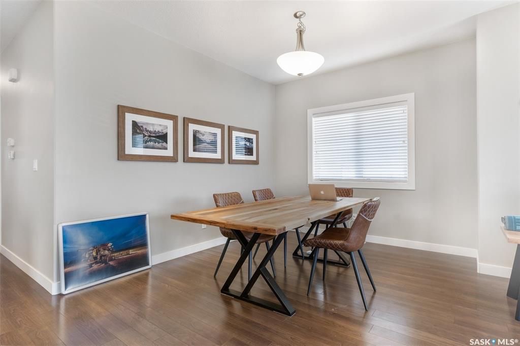 Evergreen小区1215尺错层独立屋出售, 本地西人业主，4房3卫，半地下室带合法出租1厅 1房间1卫分电表，独立出入独立洗衣烘干，另有1大活动空间用于主层住户使用，双车库外加1室外停车位，拐角地块多停车位，带露台，采光好，步行百米至两所小学及公园。 - 9