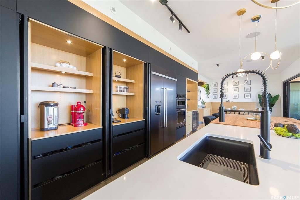 Aspen Ridge小区3600尺地下室步出式独立屋出售！超过5000尺居住面积，绝佳位置背靠自然保护野地，绝佳无遮挡小湖景视野。4房6卫双厨房（中式+西式+嵌入式德国米勒顶级家电), 室内室外独一无二顶级配置装修，全屋水泥地面高科技地热系统，全屋智能系统，7个天窗，白橡木加大 - 17