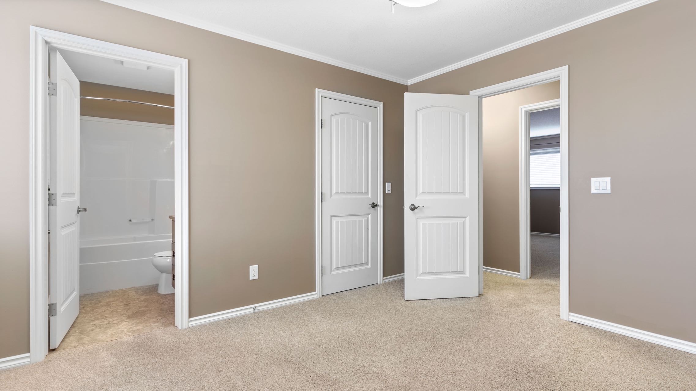 Willowgrove小区2012年建1315尺2房3卫联排别墅出售。房屋年代新，步行百米至两所小学和公园，近百年高中，近购物中心。一楼朝阳自然光充足，客厅宽敞明亮。9英尺挑高，高级复合板地板，全花岗岩台面，枫木橱柜，不锈钢厨房设备。二楼2个超大卧室均带独立洗手间和步入式衣柜。地 - 25