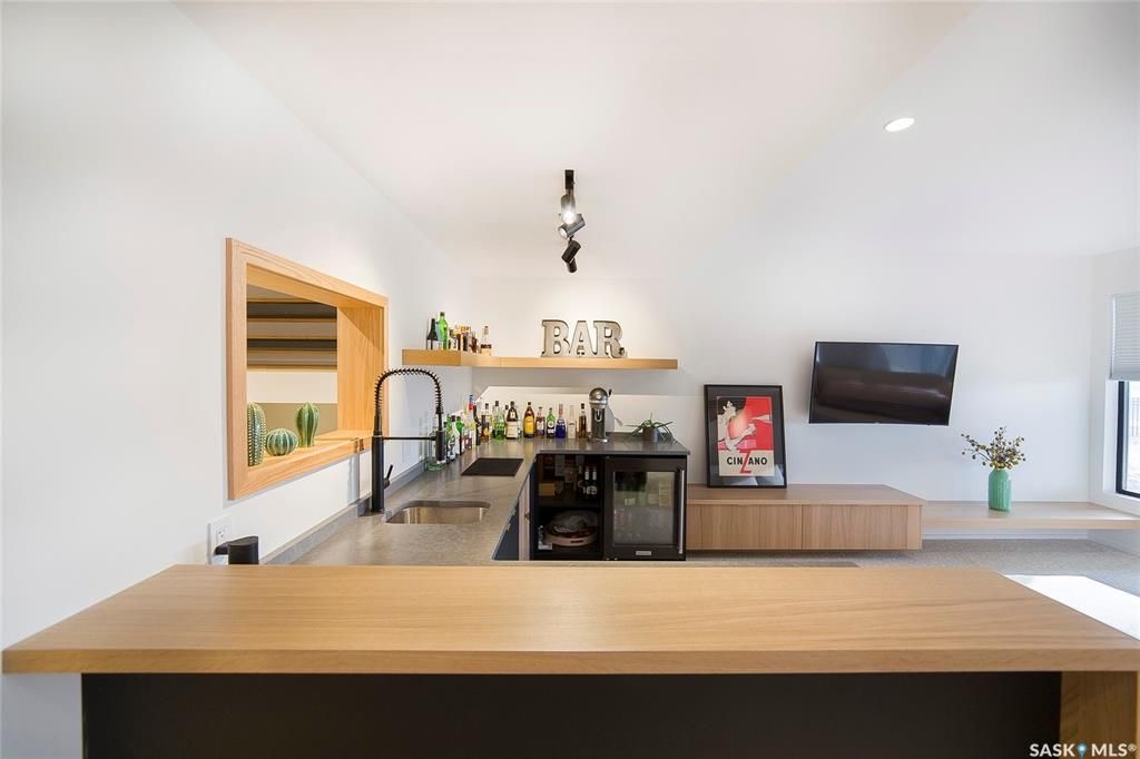 Aspen Ridge小区3600尺地下室步出式独立屋出售！超过5000尺居住面积，绝佳位置背靠自然保护野地，绝佳无遮挡小湖景视野。4房6卫双厨房（中式+西式+嵌入式德国米勒顶级家电), 室内室外独一无二顶级配置装修，全屋水泥地面高科技地热系统，全屋智能系统，7个天窗，白橡木加大 - 43