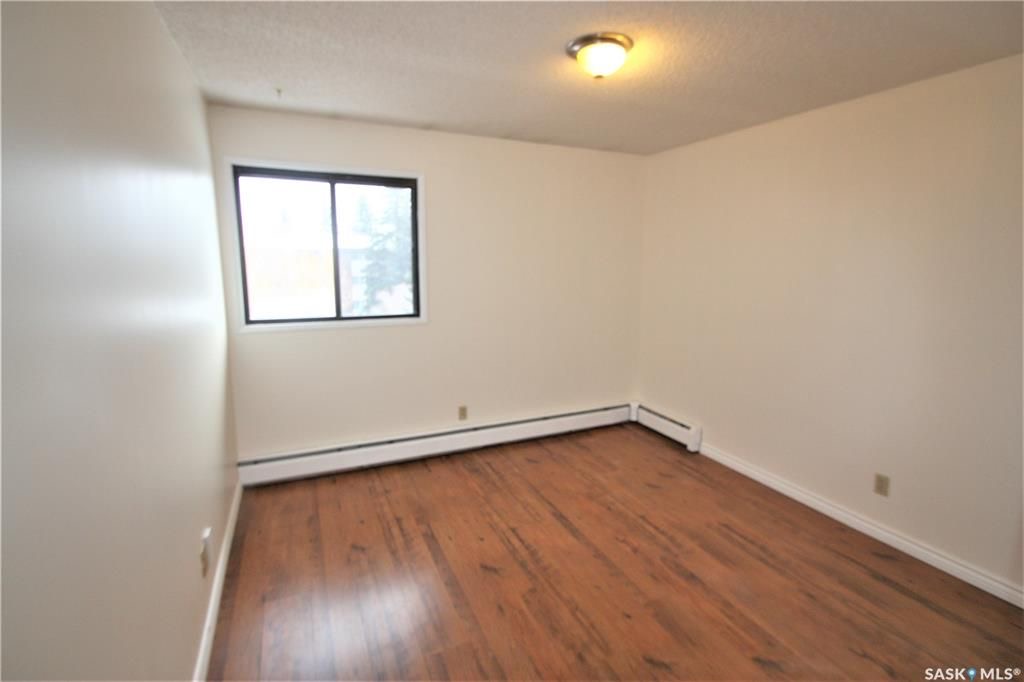 Wildwood小区854尺2室1卫公寓出售。近8街3楼顶层边户安静，含阳台，一个地上车位，独立洗衣烘干机。挂牌价格：$125,000。有意请联系地产经纪Gary Gai 盖王睿 306341367 - 9