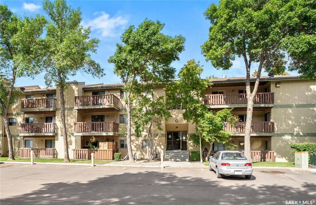 Wildwood小区核心路段3房2卫边户公寓出售，步行至8街购物，小学，公园，游泳馆，室内网球，图书馆。带大露台及储物间，双车位，枫木厨房大理石台面，明亮客厅带电子壁炉，主卧带独立洗手间。独立洗衣机烘干机（2022新换）。社区有健身房，壁球，桌球设施。可自住或投资。挂牌价格：$1 - 4