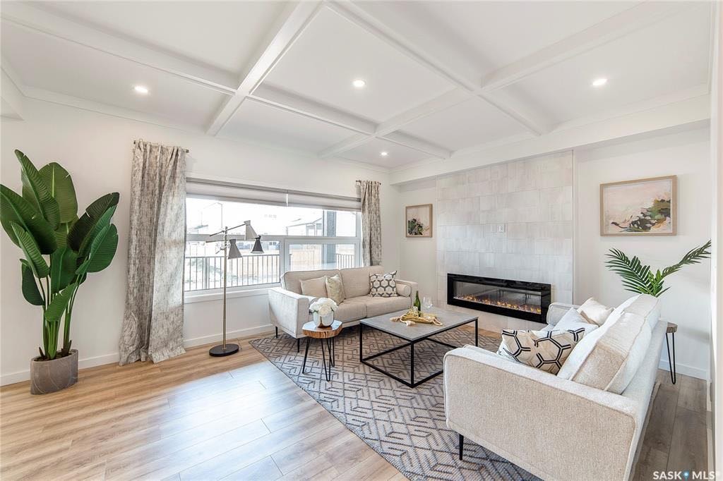 Aspen Ridge小区2021年建1880尺3室3卫双层独立屋出售。外观精美，全屋高品质装修。周边自然环境优美，步行可达湿地公园。三层楼全部挑高9英尺，一楼加大尺寸欧式窗户，高级复合地板，开放式厨房，石英石台面，高档橱柜，黑色背板，巨大的中岛和附加的储物空间。宽敞明亮的客厅设 - 5